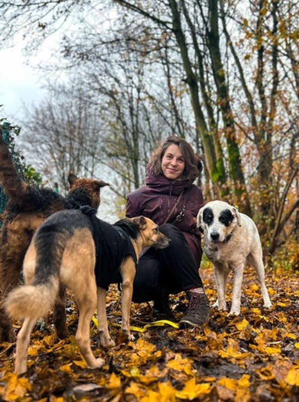 Veronika Linde mit Hunden Porträt.JPG