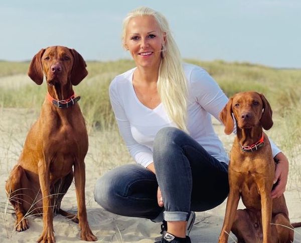 Nicole Kann mit ihren Vizsla Hunden am Strand.JPG