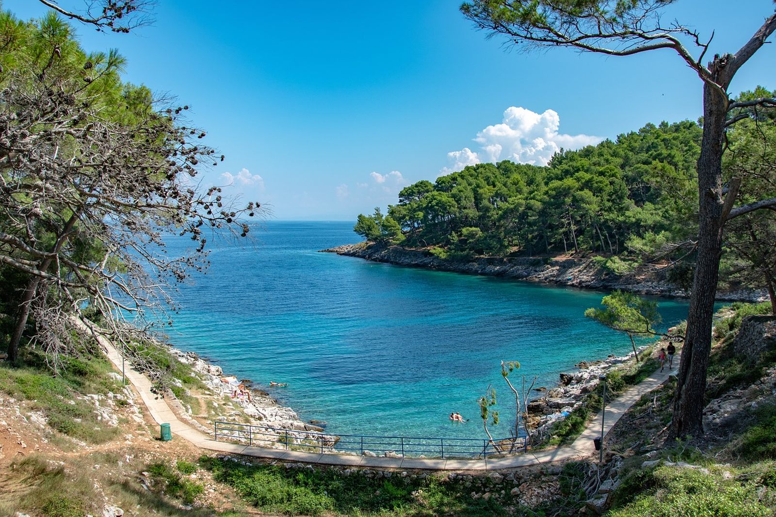 Blick auf eine Meeresbucht auf der Insel Cres in Kroatien.