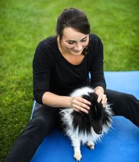 Ein schwarz weisser Hund bei der Hundephysiotherapie mit der Physiotherapeutin.JPG