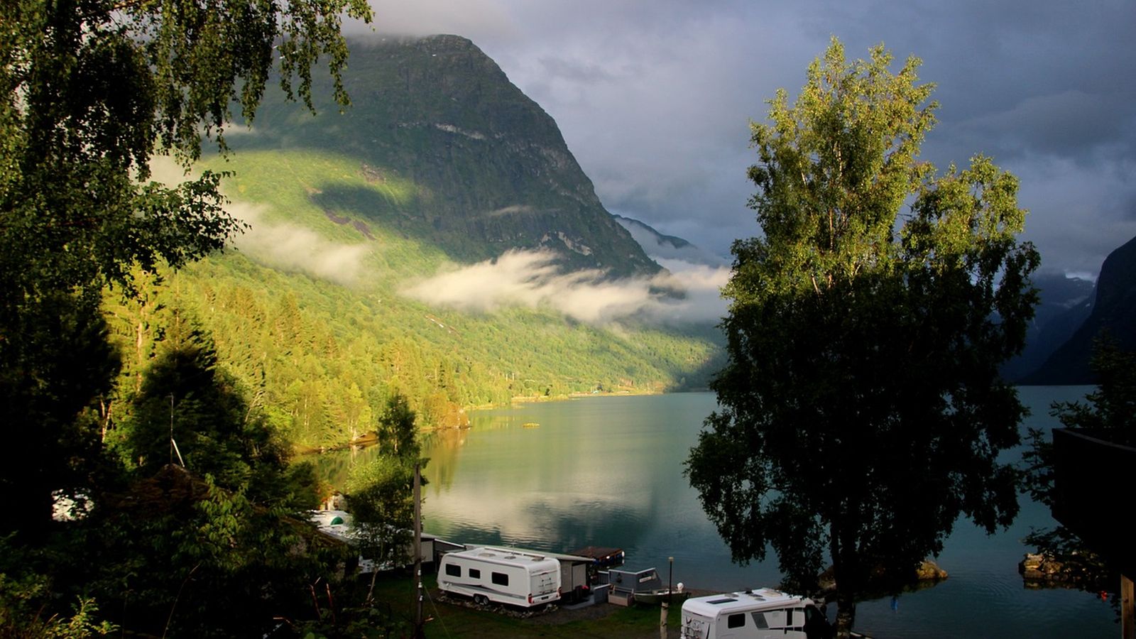 Ein Campingplatz an einem See in den Bergen.