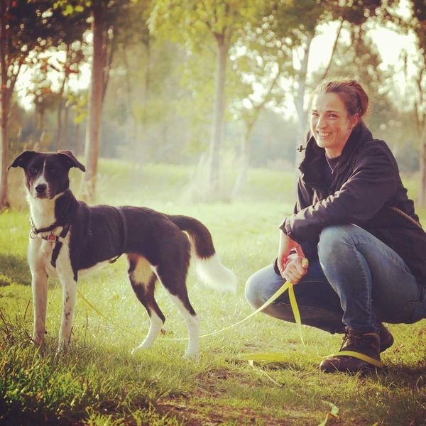 Hanni Jallow mit Hund.jpg