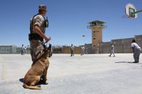 Wachmann mit Schaeferhund im Gefaengnis.jpg