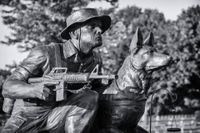 Skulptur Hund und Soldat.jpg