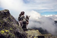 Eine Frau mit Husky auf dem Berg.jpg