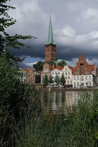 Kirche und Wasser in Luebeck.jpg