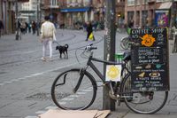 Man mit schwarzem Hund in der Innenstadt.jpg