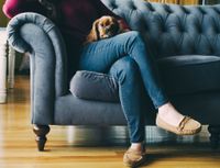 Frau mit Hund auf dem Sofa.jpg
